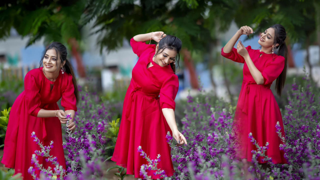 హస్కీ గొంతుతో అందరిని మెస్మరైజ్ చేస్తుంది భానుశ్రీ.. నాజూకు అందాలతో దిగిన ఫోటోలు సోషల్ మీడియాలో షేర్ చేస్తా అందరిని ఆకట్టుకుంటుంది ఈ ముద్దగుమ్మ.. అప్పట్లో బిగ్ బాస్ హౌస్ లో అడుగు పెట్టి.. 36ఎపిసోడ్‌ల తరువాత ఎలిమినేట్ అయ్యింది భానుశ్రీ