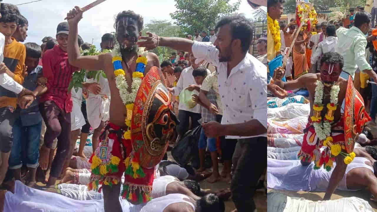 వాళ్ళ కాళ్ళ స్పర్శ కోసం వందల మంది ఎదురు చూపు.. కాలితో తొక్కించుకుంటే సర్వరోగాలు మాయం..