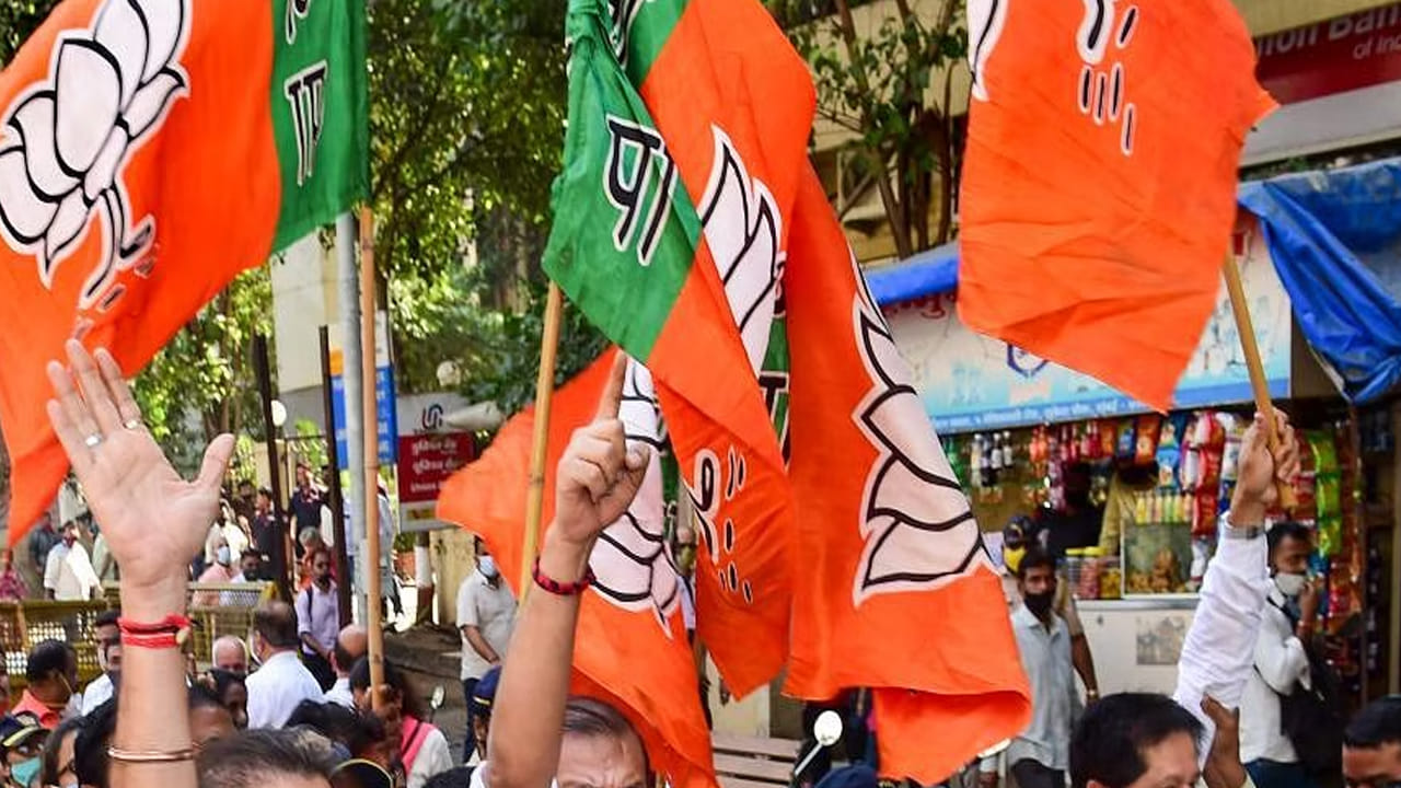 అయితే పలు నియోజకవర్లాల్లో ప్రభావం చూపించని నేతలకు టికెట్ నిరాకరించి వారి స్థానంలో రాజ్యసభ నుంచి కేంద్రమంత్రులుగా ఎంపికైన వారికీ అలాగే ఆయా రాష్ట్రాల అసెంబ్లీలకు ప్రాతినిధ్యం వహిస్తున్న వారికి అవకాశం ఇవ్వనున్నట్లు తెలుస్తోంది. అలాగే గత సార్వత్రిక ఎన్నికల్లో ఓటమి పాలైన 166 స్థానాల్లో పార్టీని బలోపేతం చేయడానికి ఇప్పటికే బీజేపీ అధిష్ఠానం చర్యలు తీసుకుంది. 