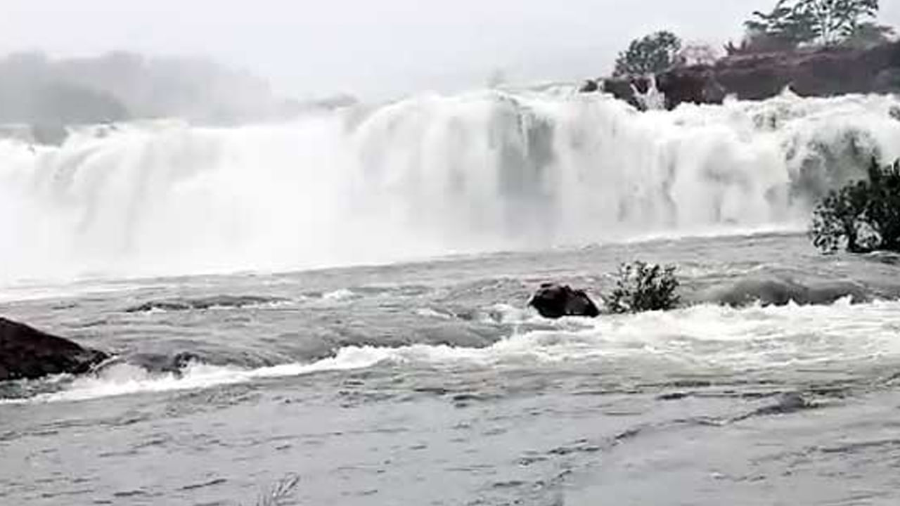 Bogatha Waterfalls: మహోగ్రరూపం దాల్చిన బోగత జలపాతం.. భయంకరంగా వరద ప్రవాదం..