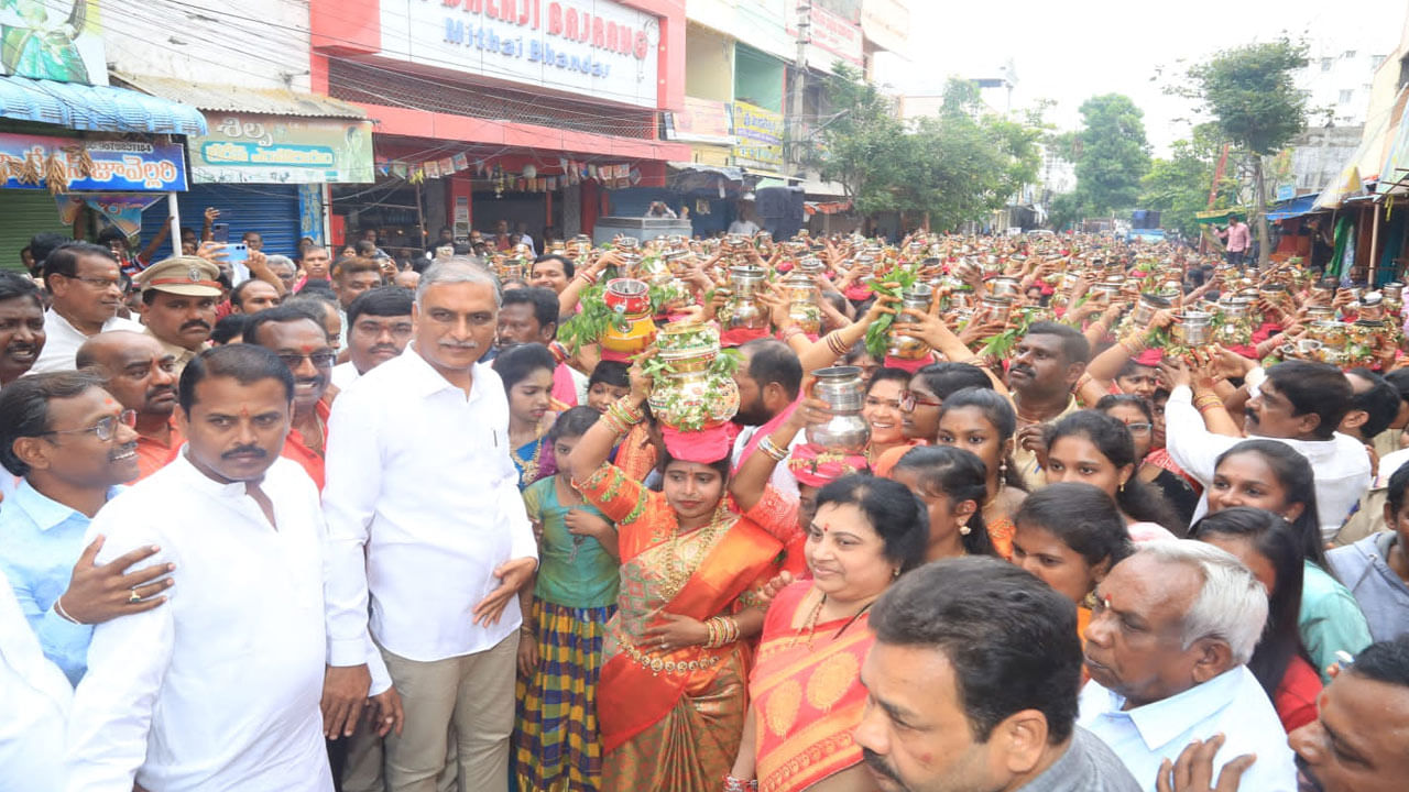 మైసమ్మకు మహానివేదన.. ఏకరూప వస్త్రధారణలో వందలాది బోనాలు.. మంత్రి హరీష్‌ రావు ప్రత్యేక పూజలు..