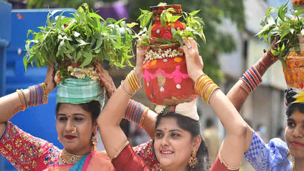 Hyderabad: హైదరాబాద్లో మొదలైన లష్కర్ బోనాల సందడి.. తొలి బోనం సమర్పించిన మంత్రి తలసాని