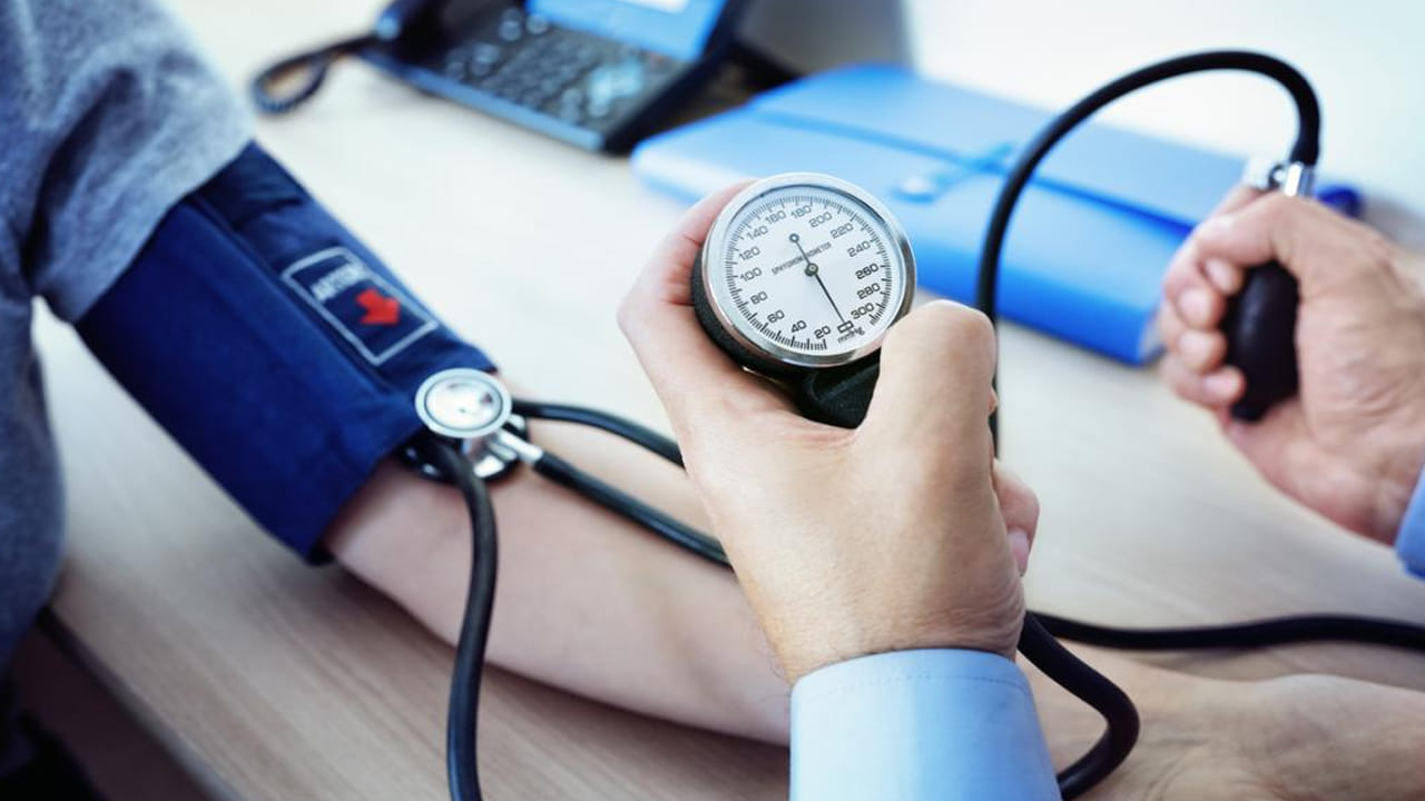 రక్తపోటు 200/120 దాటితే స్ట్రోక్ ఎంత వరకు ఉంటుందో తెలుసా.. పురుషులు, స్త్రీలలో BP ఎంత ఉండాలంటే..