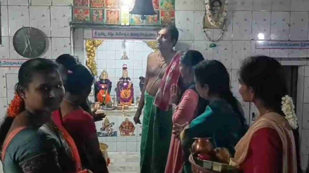 Andhra Pradesh: ఆలయంలో పువ్వుకు పూజలు.. దర్శించుకునేందుకు పోటెత్తిన భక్తులు..