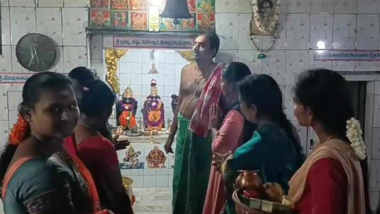 Andhra Pradesh: ఆలయంలో పువ్వుకు పూజలు.. దర్శించుకునేందుకు పోటెత్తిన భక్తులు..
