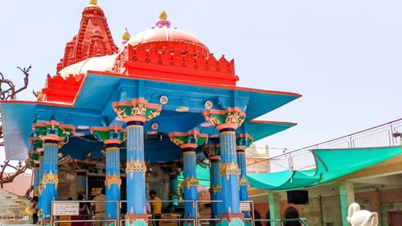 Brahma Temple In Rajasthan- ఇక్కడ బ్రహ్మదేవుని ఏకైక ఆలయం ఉంది. ఇక్కడ వివాహిత పురుషులకు అనుమతి లేదు. సరస్వతీ దేవి శాపమే దీనికి కారణం. రాజస్థాన్, పుష్కర్‌లోని ఒక చిన్న పట్టణంలో ఉన్న ఈ పద్నాలుగో శతాబ్దపు ఆలయం భారతదేశంలోని మూడు దేవాలయాలలో బ్రహ్మకు అంకితం చేయబడింది. బ్రహ్మదేవుడిని ఆరాధించడానికి ప్రపంచంలోని దేవాలయాలు చాలా తక్కువ. 