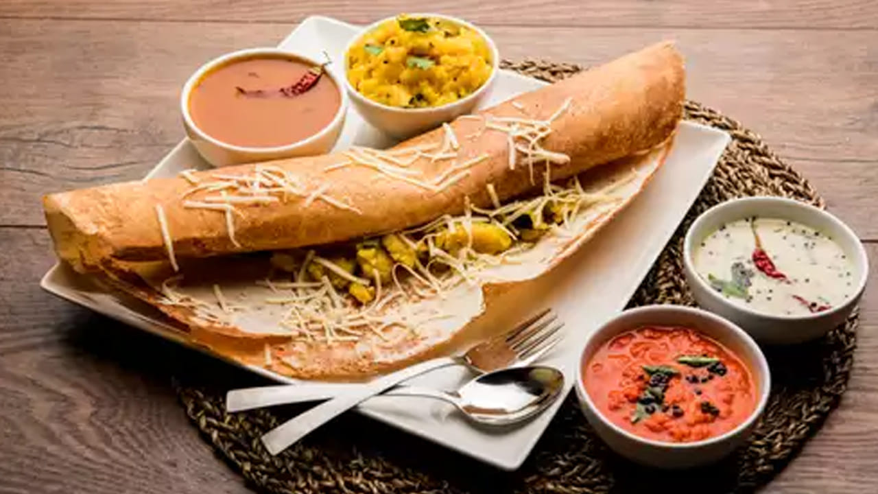 అల్పాహారం తీసుకోవడానికి సరైన సమయం?.. ఉదయం 7 నుండి 8 గంటల మధ్య అల్పాహారం తీసుకోవడానికి ఉత్తమ సమయంగా పరిగణిస్తారు. కానీ, ఈ సమయంలో మీరు అల్పాహారం తీసుకోలేకపోతే, ఉదయం 10 గంటలలోపు చేయండి. ఇలాంటి దినచర్యను అలవర్చుకోవడం వల్ల శరీరానికి తగినంత శక్తి అందుతుంది.