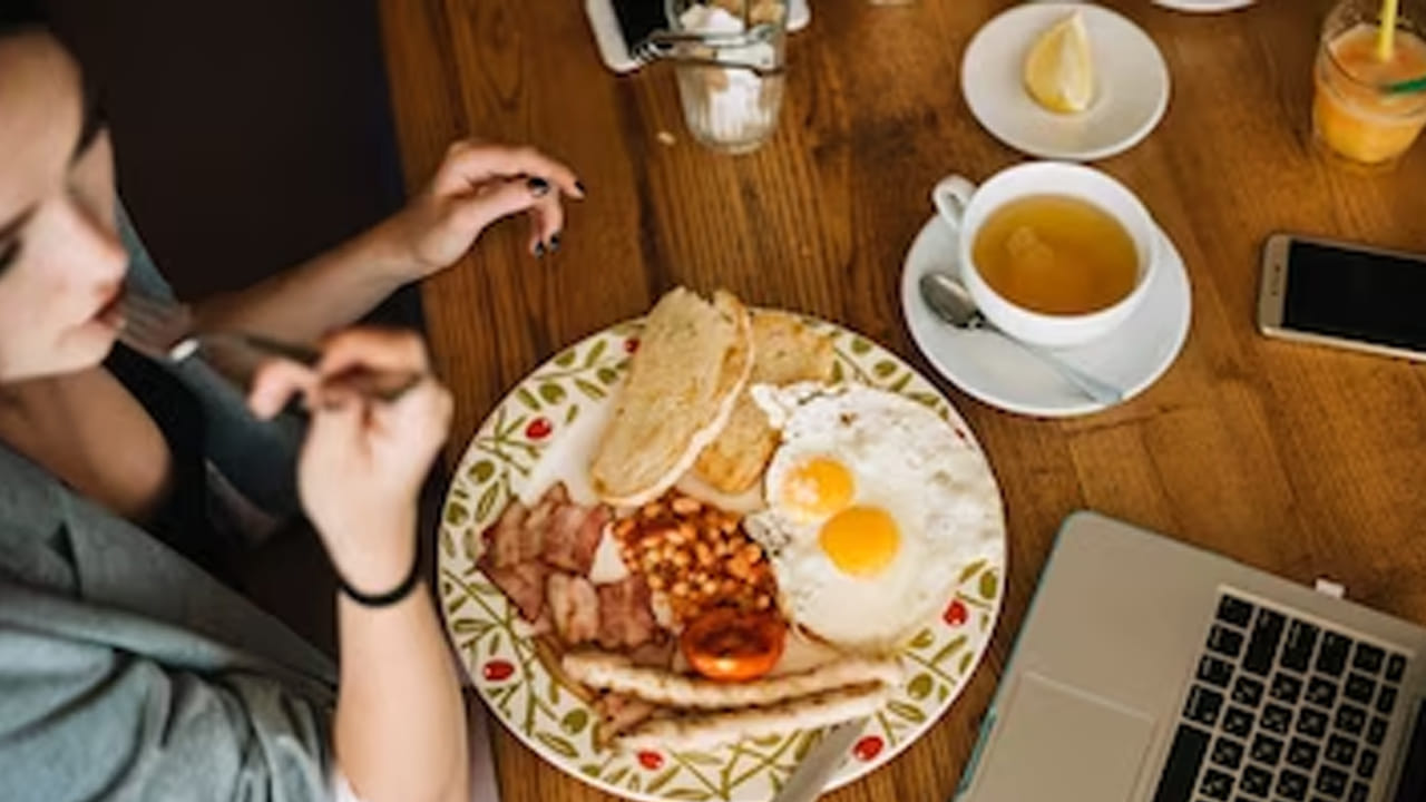 ఆరోగ్యకరమైన అల్పాహారం ఎంపిక.. అల్పాహారంలో పండ్లు, కూరగాయలు, తృణధాన్యాలు తీసుకోవడం వల్ల జీర్ణక్రియకు మేలు చేసే పీచు శరీరానికి అందుతుంది. మీరు ఓట్ మీల్, ఫ్రూట్, వెజిటబుల్ స్మూతీ, గుడ్లు లాంటి వాటిని చేర్చుకోవచ్చు. ఉదయాన్నే అల్పాహారం తీసుకోవడం వల్ల ఆకలి తగ్గుతుంది. ఇది అతిగా తినడాన్ని నివారిస్తుంది. ఇంకా బరువు నియంత్రణలో సహాయపడుతుంది. అందువల్ల, ఉదయం అల్పాహారం తీసుకోవడం చాలా ముఖ్యం..