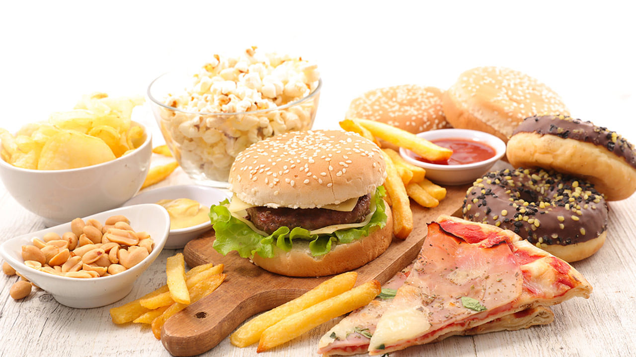 అల్పాహారంలో ఫైబర్, ప్రోటీన్, ఆరోగ్యకరమైన కొవ్వును మాత్రమే తీసుకోవాలి. అయితే కొంత జాగ్రత్త కూడా అవసరం. అల్పాహారంలో ఏవి పడితే అవి తింటే.. ఆరోగ్యం పాడవుతుంది. ముఖ్యంగా బ్రేక్‌ఫాస్ట్‌లో కొన్ని పదార్థాలు తీసుకోకూడదు. అవేంటో తెలుసుకోండి..