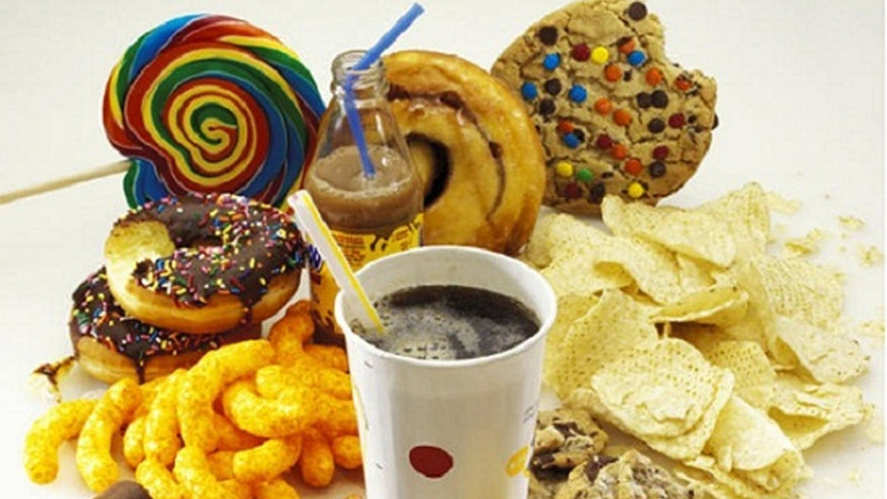 గత కొన్ని సంవత్సరాలుగా అల్పాహారం సమయంలో తృణధాన్యాలకు సంబంధించిన బ్రెడ్ లు తినే ధోరణి చాలా పెరిగింది. అయితే ఇవి ప్రాసెస్ చేసి తయారు చేయబడినందున ఇది ఆరోగ్యానికి మంచిది కాదు. అందులో తృణధాన్యాల పరిమాణం చాలా తక్కువగా ఉంటుంది.. చక్కెర పరిమాణం ఎక్కువగా ఉంటుంది. అందువల్ల, ఇది మధుమేహం, ఊబకాయం, గుండెపోటు ప్రమాదాన్ని పెంచుతుంది.