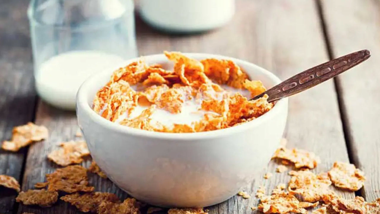 ఉదయం పూట పండ్లు, వాటి రసాలను తాగడం ఆరోగ్యానికి మేలు చేస్తుందని భావిస్తారు. అయితే కొందరు మార్కెట్‌లో లభించే ప్యాక్ చేసిన పండ్ల రసాలను తీసుకుంటారు. ప్యాక్ చేసిన జ్యూస్‌లలో అధిక మొత్తంలో ప్రిజర్వేటివ్‌లు, షుగర్ ఉంటాయి. ఇవి మన ఆరోగ్యాన్ని పాడు చేస్తాయి కావున ఈ అలవాటును మార్చుకోండి..