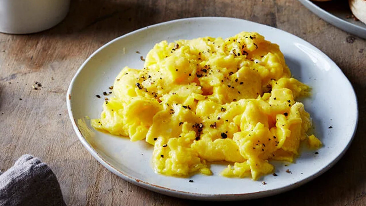 ఈ రోజుల్లో బ్రేక్‌ఫాస్ట్‌లో పెరుగుకు బదులుగా రుచిగల పెరుగులను తినే ట్రెండ్ చాలా పెరిగింది. అయితే ఈ ఫుడ్ ఐటమ్‌లో షుగర్ కంటెంట్ ఎక్కువగా ఉంటుంది. ఇది మన రక్తంలో చక్కెర స్థాయిని పెంచుతుంది. అందుకే ఉదయం పూట దీనిని తినకూడదు.