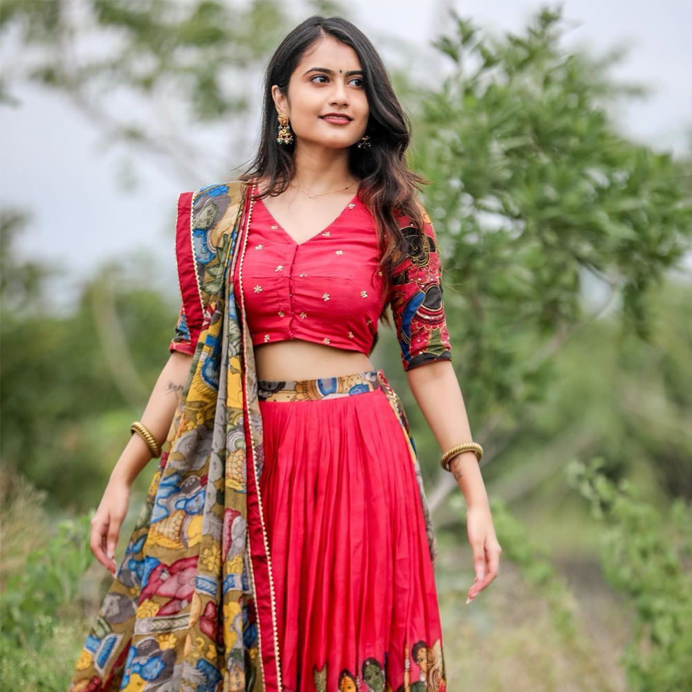 బన్నీవాక్స్ ఈమె అసలు పేరు వర్షినీ.. బన్నీవాక్స్ పేరుతో వీడియో లు చేస్తూ టిక్ టాక్ లో మంచి పేరు సంపాదించుకున్నది ఈ ముద్దుగుమ్మ. అంతే కాకుండా ఒక సినిమాలో హీరోయిన్ గా చేసింది. అంతే కాదు ఎప్పటికప్పుడు ఫోటోస్ షేర్ చేస్తూ సోషల్ మీడియాలో సందడి చేస్తూ ఉంటుంది ఈ భామ.
