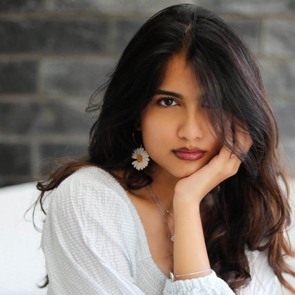 సోషల్ మీడియా ద్వారా పరిచయమై అందరిని అలరిస్తూ హీరోయిన్స్ గా మారి ఎవరి సత్తా వారు చాటుతున్నారు ఇప్పటి ముద్దుగుమ్మలు. ఆ కోవకు చెందినదే వర్షిణి (బన్నీ వాక్స్). బన్నీ వాక్స్ పేరుతో ఇంస్టాగ్రామ్ లో ఏకంగా 2 మిలియన్ల మంది ఫాలోవర్స్ ఉన్నారు.