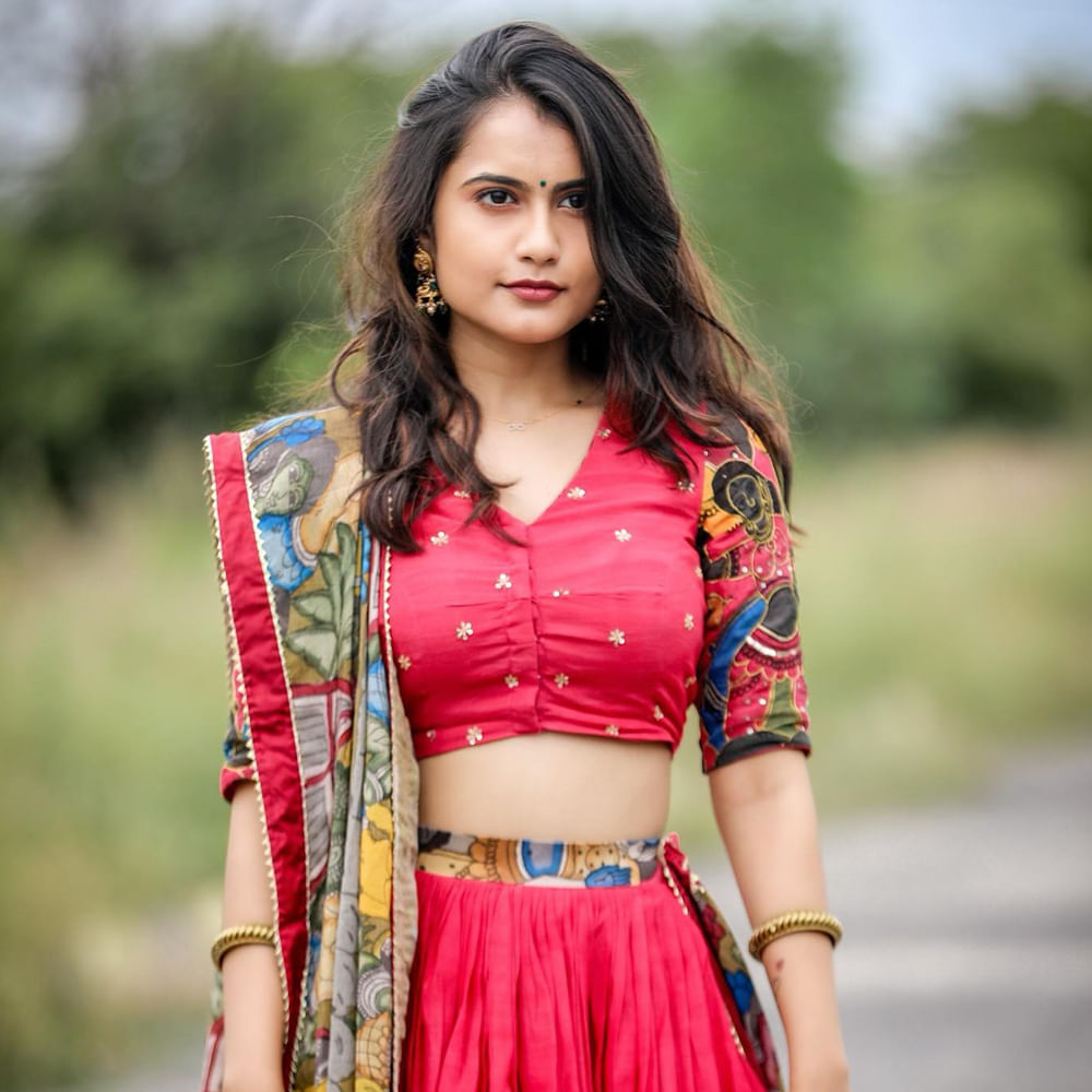 బన్నీవాక్స్ ఈమె అసలు పేరు వర్షినీ.. బన్నీవాక్స్ పేరుతో వీడియో లు చేస్తూ టిక్ టాక్ లో మంచి పేరు సంపాదించుకున్నది ఈ ముద్దుగుమ్మ. అంతే కాకుండా ఒక సినిమాలో హీరోయిన్ గా చేసింది. అంతే కాదు ఎప్పటికప్పుడు ఫోటోస్ షేర్ చేస్తూ సోషల్ మీడియాలో సందడి చేస్తూ ఉంటుంది ఈ భామ.
