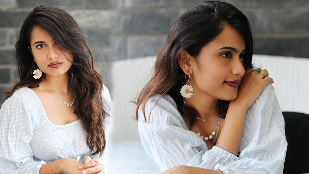 సోషల్ మీడియా ద్వారా పరిచయమై అందరిని అలరిస్తూ హీరోయిన్స్ గా మారి ఎవరి సత్తా వారు చాటుతున్నారు ఇప్పటి ముద్దుగుమ్మలు. ఆ కోవకు చెందినదే వర్షిణి (బన్నీ వాక్స్). బన్నీ వాక్స్ పేరుతో ఇంస్టాగ్రామ్ లో ఏకంగా 2 మిలియన్ల మంది ఫాలోవర్స్ ఉన్నారు.