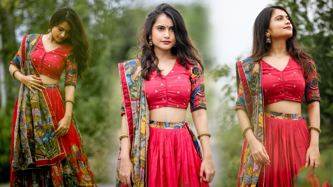 బన్నీవాక్స్ ఈమె అసలు పేరు వర్షినీ.. బన్నీవాక్స్ పేరుతో వీడియో లు చేస్తూ టిక్ టాక్ లో మంచి పేరు సంపాదించుకున్నది ఈ ముద్దుగుమ్మ. అంతే కాకుండా ఒక సినిమాలో హీరోయిన్ గా చేసింది. అంతే కాదు ఎప్పటికప్పుడు ఫోటోస్ షేర్ చేస్తూ సోషల్ మీడియాలో సందడి చేస్తూ ఉంటుంది ఈ భామ.
