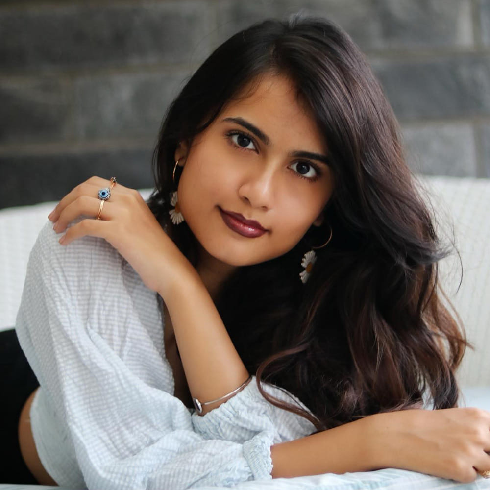 సోషల్ మీడియా ద్వారా పరిచయమై అందరిని అలరిస్తూ హీరోయిన్స్ గా మారి ఎవరి సత్తా వారు చాటుతున్నారు ఇప్పటి ముద్దుగుమ్మలు. ఆ కోవకు చెందినదే వర్షిణి (బన్నీ వాక్స్). బన్నీ వాక్స్ పేరుతో ఇంస్టాగ్రామ్ లో ఏకంగా 2 మిలియన్ల మంది ఫాలోవర్స్ ఉన్నారు.