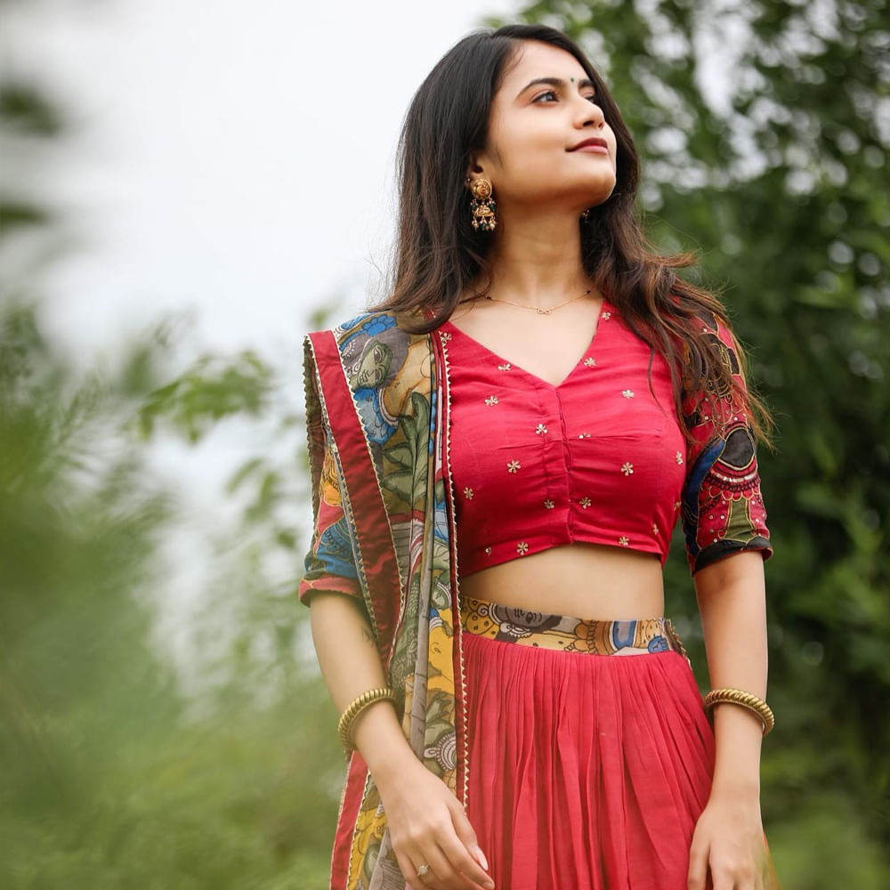 బన్నీవాక్స్ ఈమె అసలు పేరు వర్షినీ.. బన్నీవాక్స్ పేరుతో వీడియో లు చేస్తూ టిక్ టాక్ లో మంచి పేరు సంపాదించుకున్నది ఈ ముద్దుగుమ్మ. అంతే కాకుండా ఒక సినిమాలో హీరోయిన్ గా చేసింది. అంతే కాదు ఎప్పటికప్పుడు ఫోటోస్ షేర్ చేస్తూ సోషల్ మీడియాలో సందడి చేస్తూ ఉంటుంది ఈ భామ.
