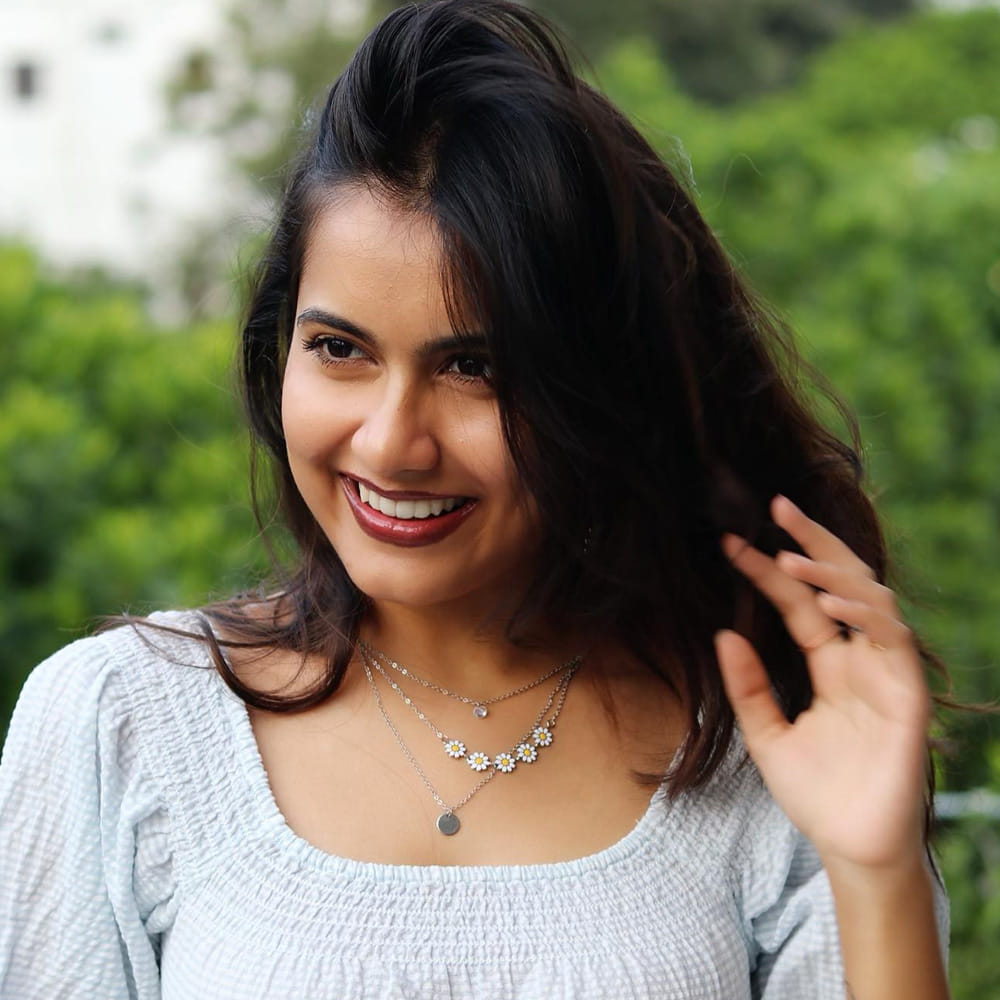 సోషల్ మీడియా ద్వారా పరిచయమై అందరిని అలరిస్తూ హీరోయిన్స్ గా మారి ఎవరి సత్తా వారు చాటుతున్నారు ఇప్పటి ముద్దుగుమ్మలు. ఆ కోవకు చెందినదే వర్షిణి (బన్నీ వాక్స్). బన్నీ వాక్స్ పేరుతో ఇంస్టాగ్రామ్ లో ఏకంగా 2 మిలియన్ల మంది ఫాలోవర్స్ ఉన్నారు.