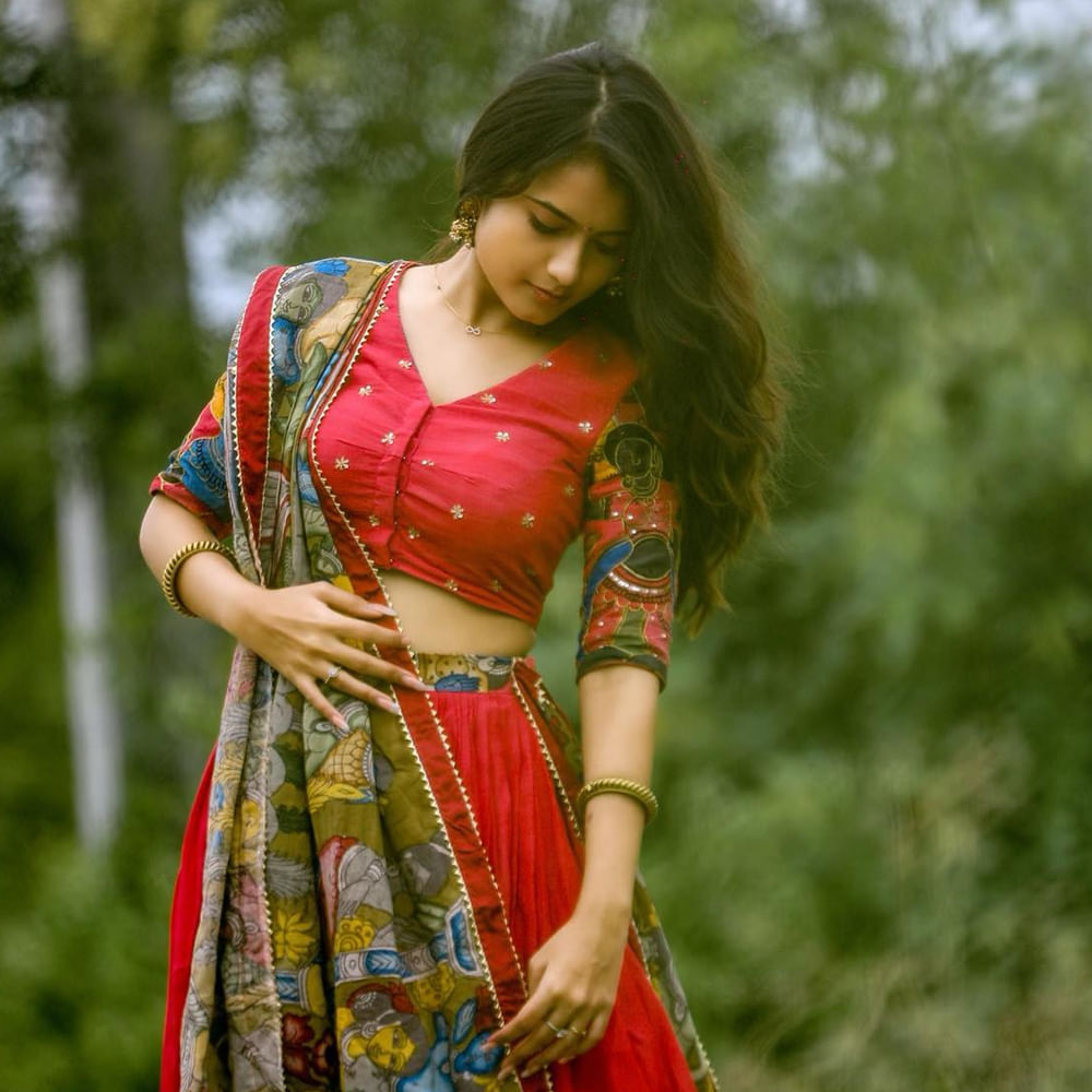 బన్నీవాక్స్ ఈమె అసలు పేరు వర్షినీ.. బన్నీవాక్స్ పేరుతో వీడియో లు చేస్తూ టిక్ టాక్ లో మంచి పేరు సంపాదించుకున్నది ఈ ముద్దుగుమ్మ. అంతే కాకుండా ఒక సినిమాలో హీరోయిన్ గా చేసింది. అంతే కాదు ఎప్పటికప్పుడు ఫోటోస్ షేర్ చేస్తూ సోషల్ మీడియాలో సందడి చేస్తూ ఉంటుంది ఈ భామ.
