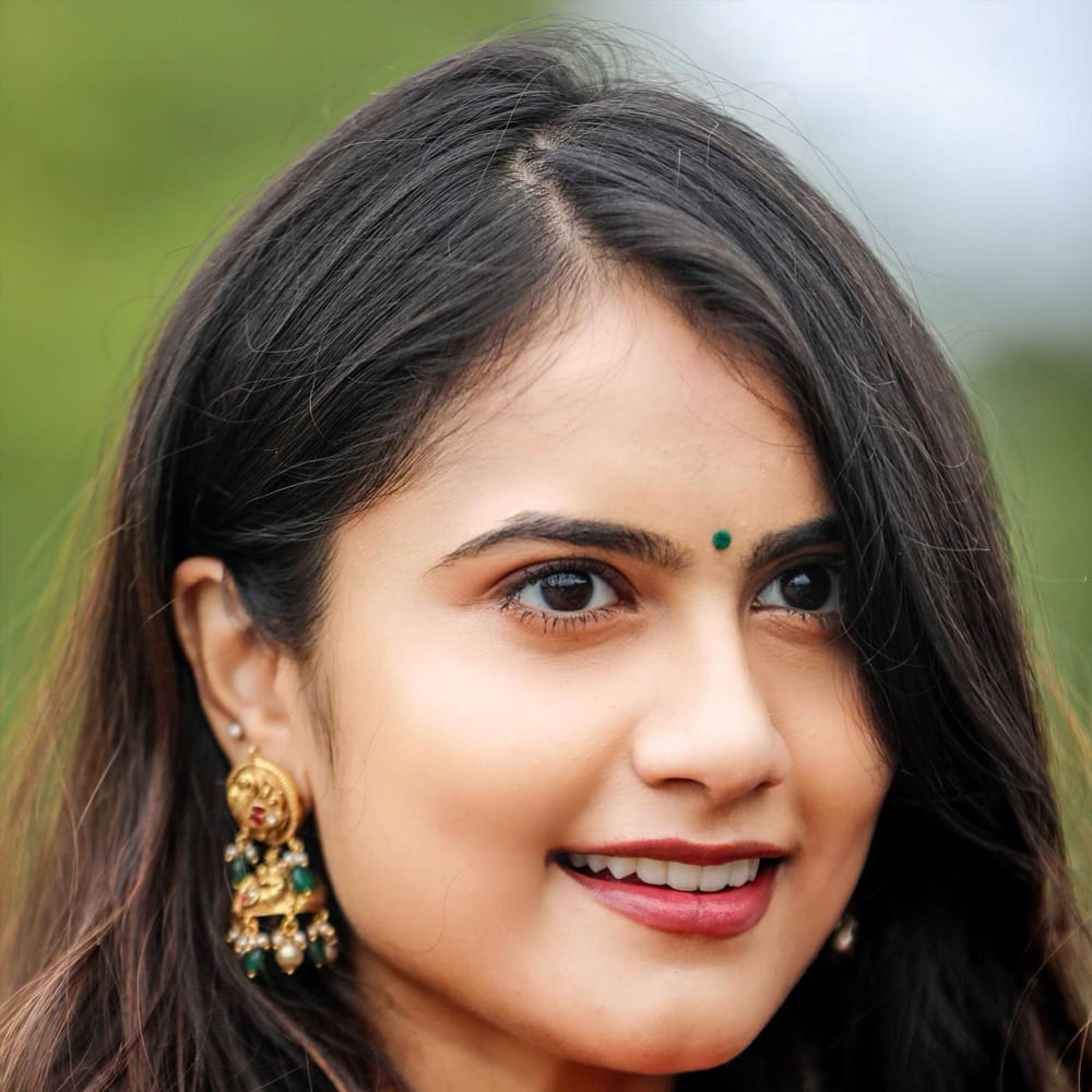 బన్నీవాక్స్ ఈమె అసలు పేరు వర్షినీ.. బన్నీవాక్స్ పేరుతో వీడియో లు చేస్తూ టిక్ టాక్ లో మంచి పేరు సంపాదించుకున్నది ఈ ముద్దుగుమ్మ. అంతే కాకుండా ఒక సినిమాలో హీరోయిన్ గా చేసింది. అంతే కాదు ఎప్పటికప్పుడు ఫోటోస్ షేర్ చేస్తూ సోషల్ మీడియాలో సందడి చేస్తూ ఉంటుంది ఈ భామ.
