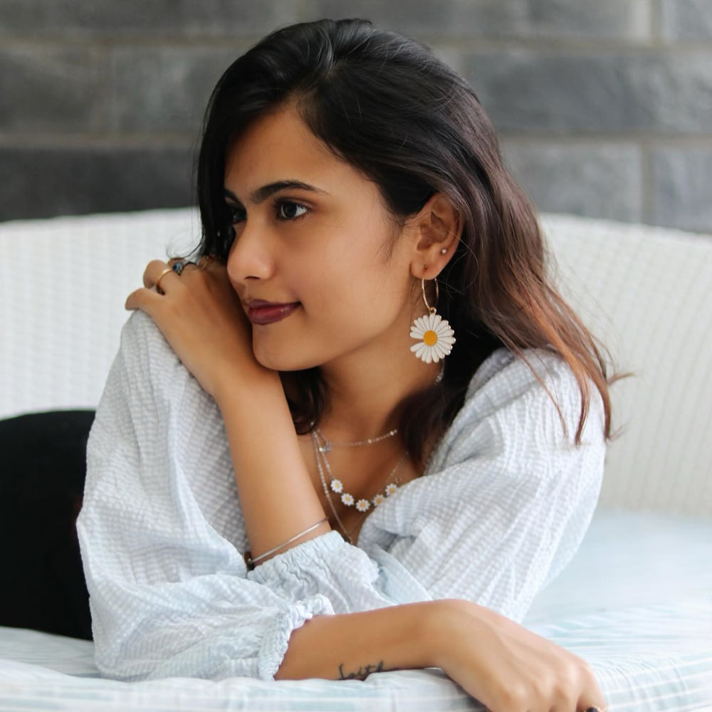 సోషల్ మీడియా ద్వారా పరిచయమై అందరిని అలరిస్తూ హీరోయిన్స్ గా మారి ఎవరి సత్తా వారు చాటుతున్నారు ఇప్పటి ముద్దుగుమ్మలు. ఆ కోవకు చెందినదే వర్షిణి (బన్నీ వాక్స్). బన్నీ వాక్స్ పేరుతో ఇంస్టాగ్రామ్ లో ఏకంగా 2 మిలియన్ల మంది ఫాలోవర్స్ ఉన్నారు.