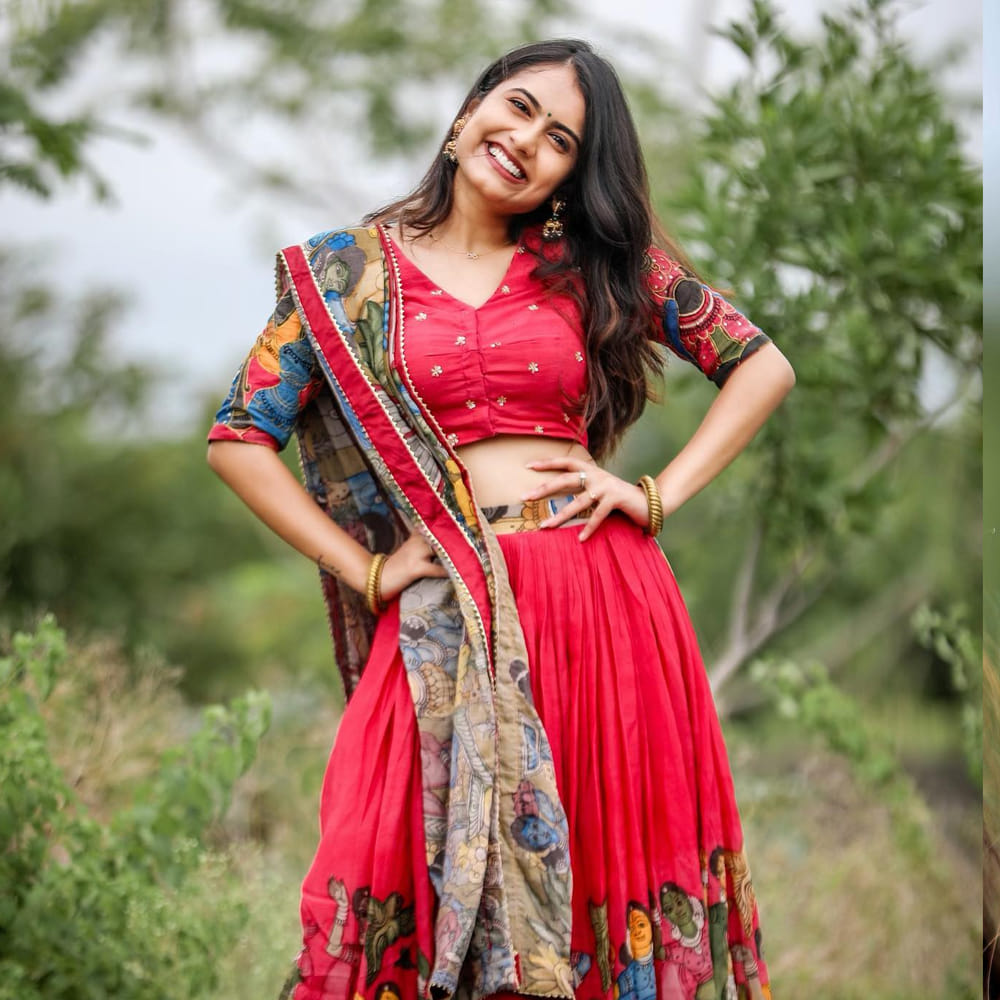 బన్నీవాక్స్ ఈమె అసలు పేరు వర్షినీ.. బన్నీవాక్స్ పేరుతో వీడియో లు చేస్తూ టిక్ టాక్ లో మంచి పేరు సంపాదించుకున్నది ఈ ముద్దుగుమ్మ. అంతే కాకుండా ఒక సినిమాలో హీరోయిన్ గా చేసింది. అంతే కాదు ఎప్పటికప్పుడు ఫోటోస్ షేర్ చేస్తూ సోషల్ మీడియాలో సందడి చేస్తూ ఉంటుంది ఈ భామ.
