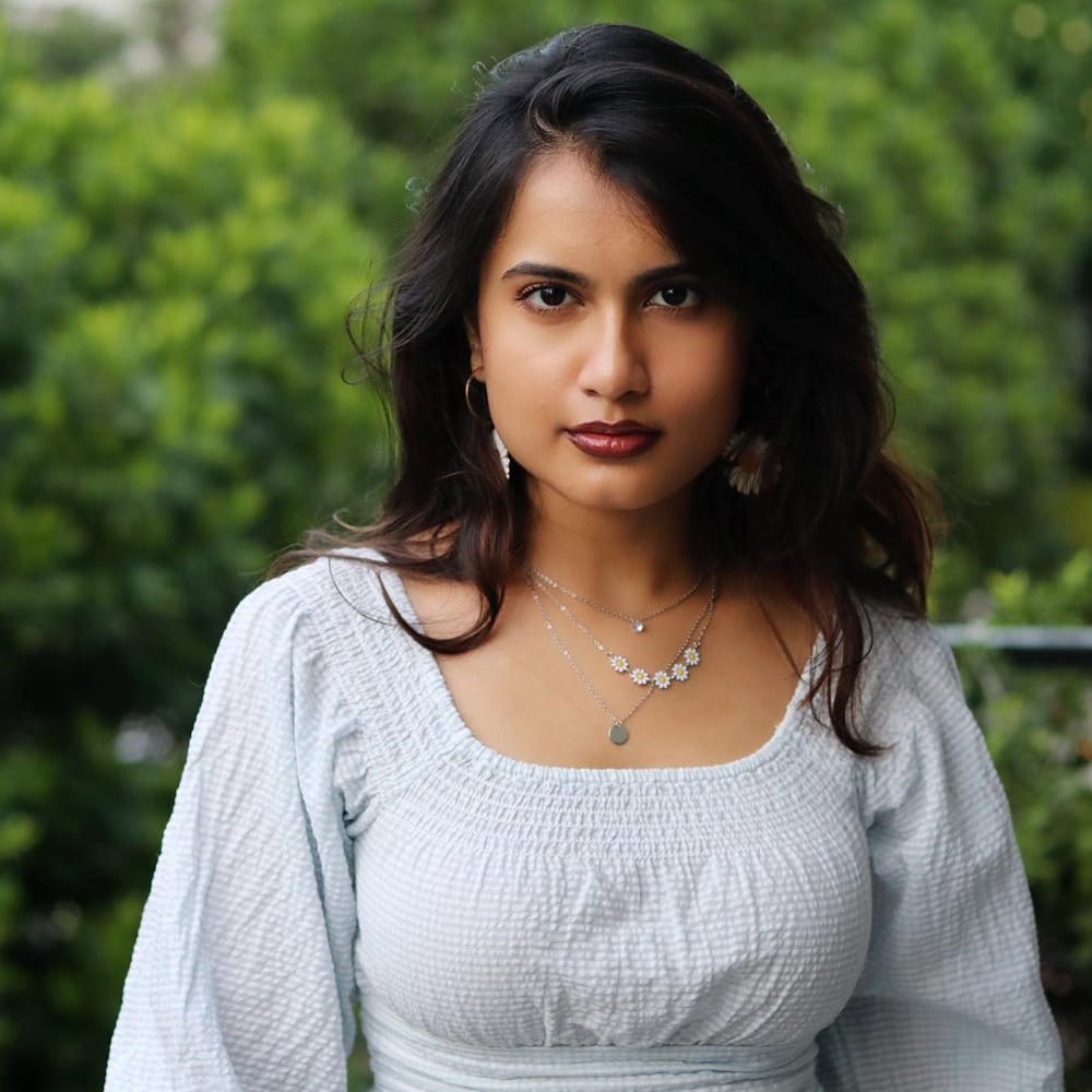 సోషల్ మీడియా ద్వారా పరిచయమై అందరిని అలరిస్తూ హీరోయిన్స్ గా మారి ఎవరి సత్తా వారు చాటుతున్నారు ఇప్పటి ముద్దుగుమ్మలు. ఆ కోవకు చెందినదే వర్షిణి (బన్నీ వాక్స్). బన్నీ వాక్స్ పేరుతో ఇంస్టాగ్రామ్ లో ఏకంగా 2 మిలియన్ల మంది ఫాలోవర్స్ ఉన్నారు.