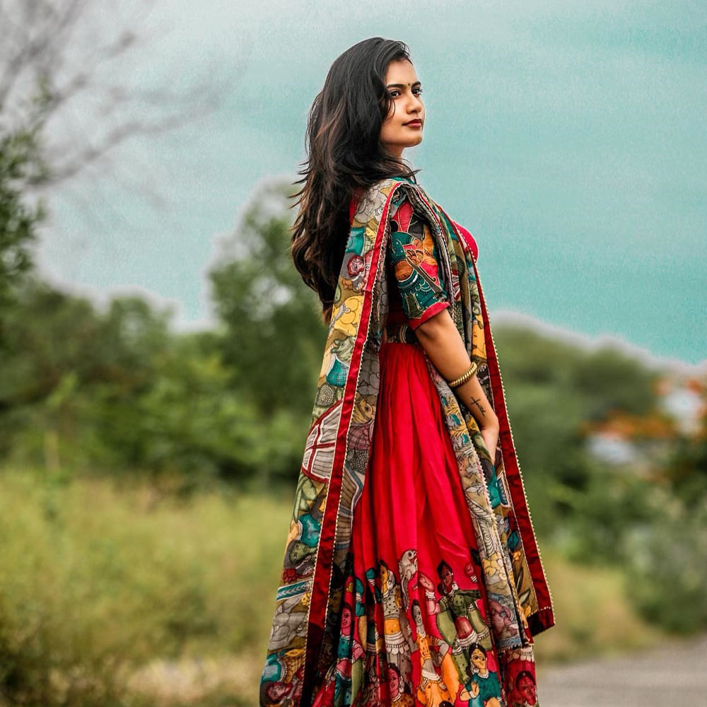 బన్నీవాక్స్ ఈమె అసలు పేరు వర్షినీ.. బన్నీవాక్స్ పేరుతో వీడియో లు చేస్తూ టిక్ టాక్ లో మంచి పేరు సంపాదించుకున్నది ఈ ముద్దుగుమ్మ. అంతే కాకుండా ఒక సినిమాలో హీరోయిన్ గా చేసింది. అంతే కాదు ఎప్పటికప్పుడు ఫోటోస్ షేర్ చేస్తూ సోషల్ మీడియాలో సందడి చేస్తూ ఉంటుంది ఈ భామ.
