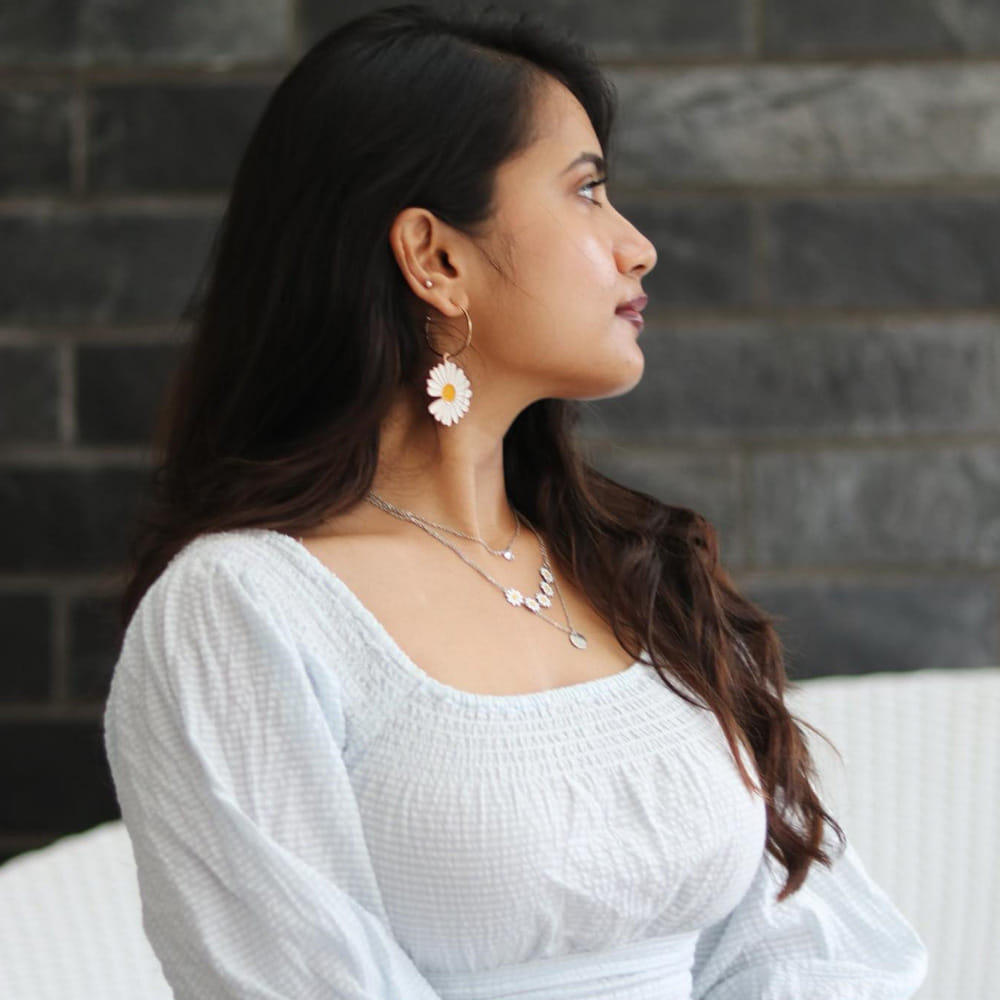 సోషల్ మీడియా ద్వారా పరిచయమై అందరిని అలరిస్తూ హీరోయిన్స్ గా మారి ఎవరి సత్తా వారు చాటుతున్నారు ఇప్పటి ముద్దుగుమ్మలు. ఆ కోవకు చెందినదే వర్షిణి (బన్నీ వాక్స్). బన్నీ వాక్స్ పేరుతో ఇంస్టాగ్రామ్ లో ఏకంగా 2 మిలియన్ల మంది ఫాలోవర్స్ ఉన్నారు.