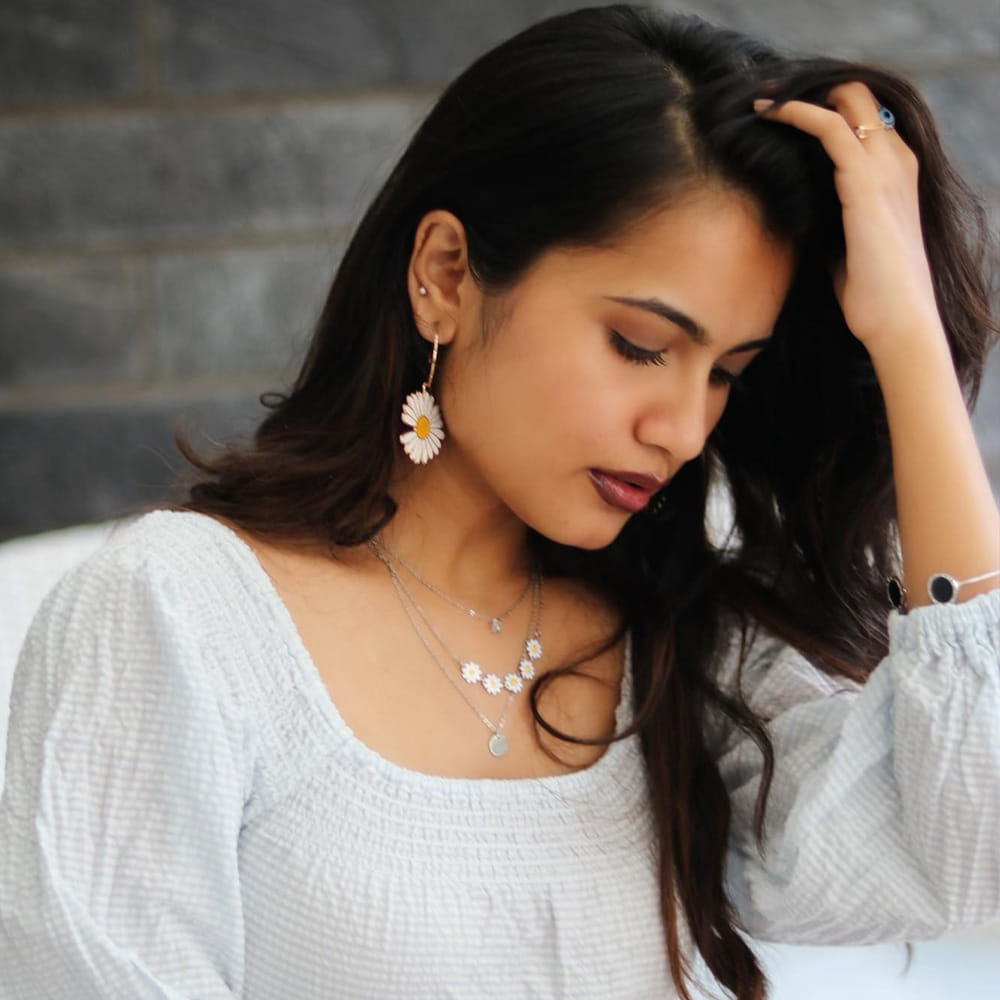 సోషల్ మీడియా ద్వారా పరిచయమై అందరిని అలరిస్తూ హీరోయిన్స్ గా మారి ఎవరి సత్తా వారు చాటుతున్నారు ఇప్పటి ముద్దుగుమ్మలు. ఆ కోవకు చెందినదే వర్షిణి (బన్నీ వాక్స్). బన్నీ వాక్స్ పేరుతో ఇంస్టాగ్రామ్ లో ఏకంగా 2 మిలియన్ల మంది ఫాలోవర్స్ ఉన్నారు.