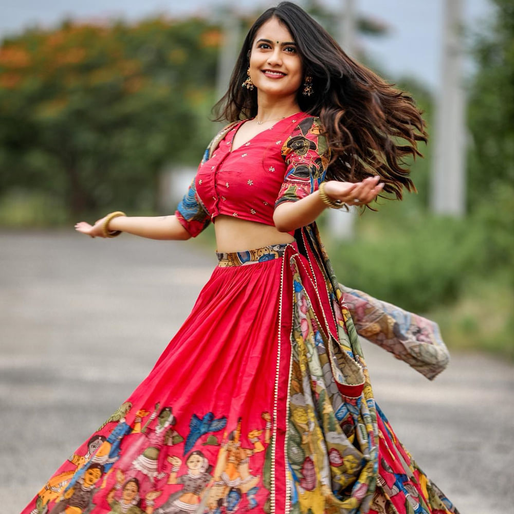 బన్నీవాక్స్ ఈమె అసలు పేరు వర్షినీ.. బన్నీవాక్స్ పేరుతో వీడియో లు చేస్తూ టిక్ టాక్ లో మంచి పేరు సంపాదించుకున్నది ఈ ముద్దుగుమ్మ. అంతే కాకుండా ఒక సినిమాలో హీరోయిన్ గా చేసింది. అంతే కాదు ఎప్పటికప్పుడు ఫోటోస్ షేర్ చేస్తూ సోషల్ మీడియాలో సందడి చేస్తూ ఉంటుంది ఈ భామ.
