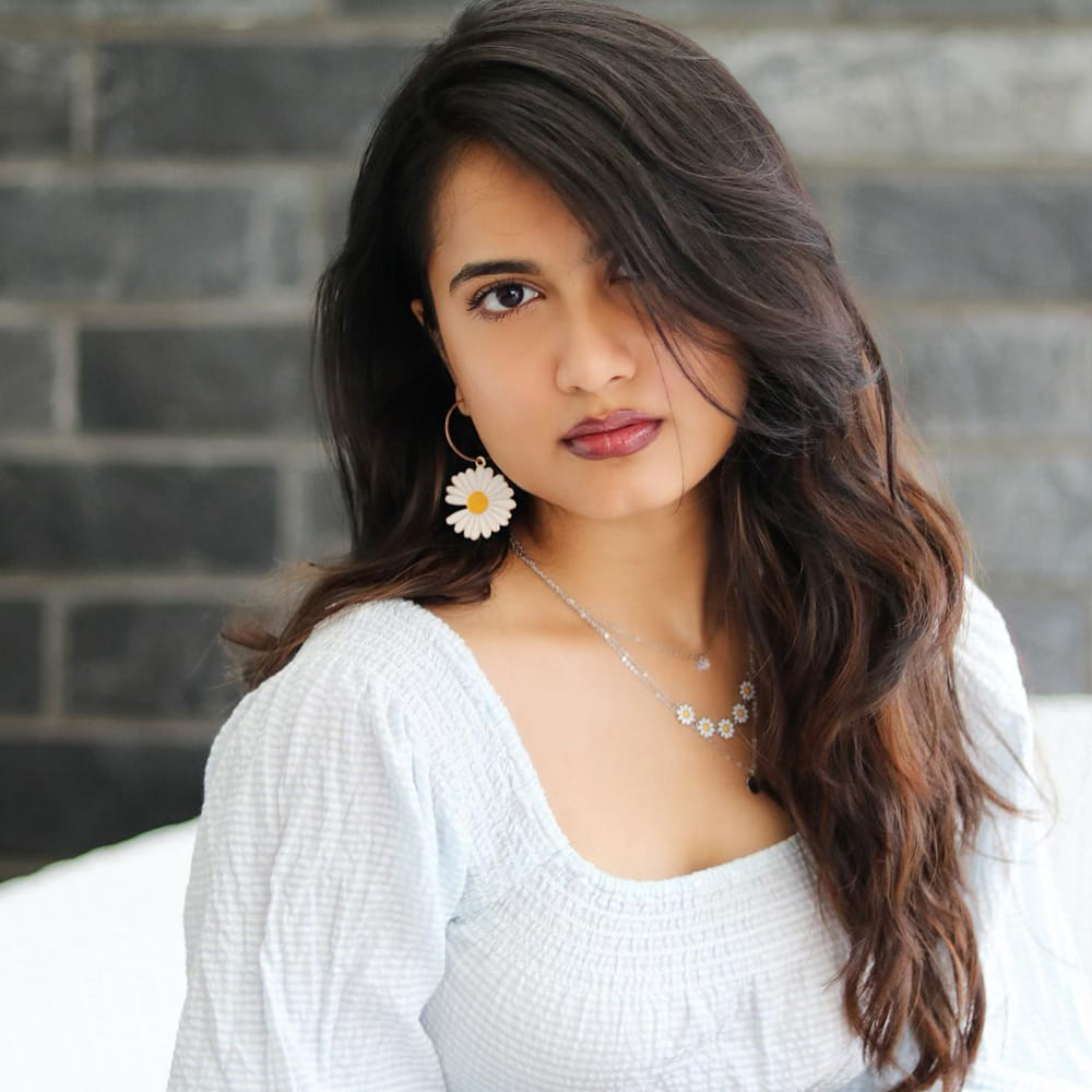 సోషల్ మీడియా ద్వారా పరిచయమై అందరిని అలరిస్తూ హీరోయిన్స్ గా మారి ఎవరి సత్తా వారు చాటుతున్నారు ఇప్పటి ముద్దుగుమ్మలు. ఆ కోవకు చెందినదే వర్షిణి (బన్నీ వాక్స్). బన్నీ వాక్స్ పేరుతో ఇంస్టాగ్రామ్ లో ఏకంగా 2 మిలియన్ల మంది ఫాలోవర్స్ ఉన్నారు.