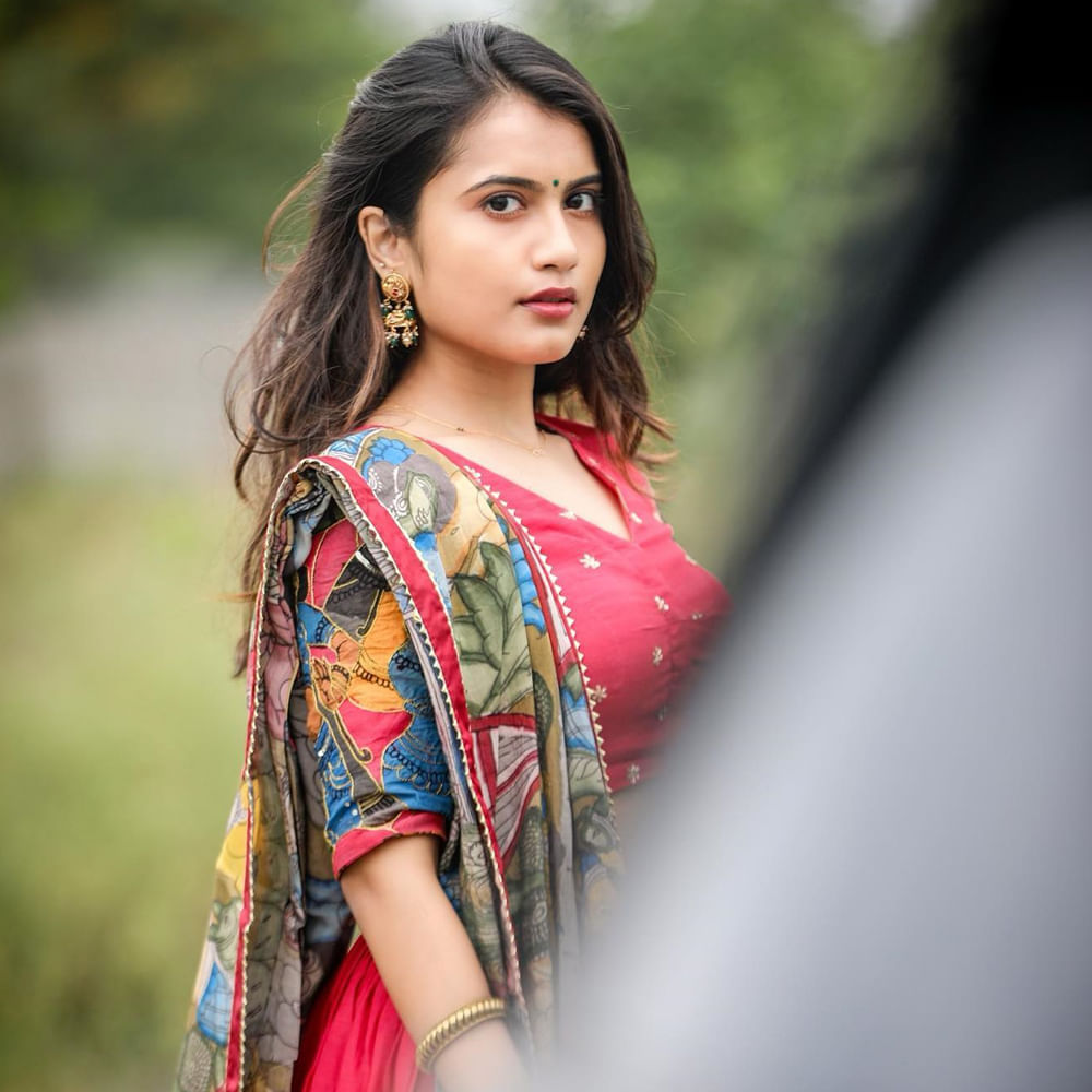 బన్నీవాక్స్ ఈమె అసలు పేరు వర్షినీ.. బన్నీవాక్స్ పేరుతో వీడియో లు చేస్తూ టిక్ టాక్ లో మంచి పేరు సంపాదించుకున్నది ఈ ముద్దుగుమ్మ. అంతే కాకుండా ఒక సినిమాలో హీరోయిన్ గా చేసింది. అంతే కాదు ఎప్పటికప్పుడు ఫోటోస్ షేర్ చేస్తూ సోషల్ మీడియాలో సందడి చేస్తూ ఉంటుంది ఈ భామ.
