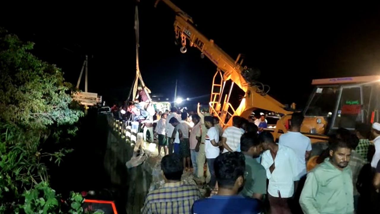 Bus Accident : పెళ్లి బృందంతో వెళ్తున్న బస్సు బోల్తా.. ఆరేళ్ల చిన్నారి సహా ఏడుగురు మృతి, 30 మందికి గాయాలు