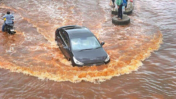Car Insurance: వరదలో కారు కొట్టుకుపోతే క్లెయిమ్ వస్తుందా.. లేదా.. ఈ విషయం తప్పకా తెలుసుకోండి..