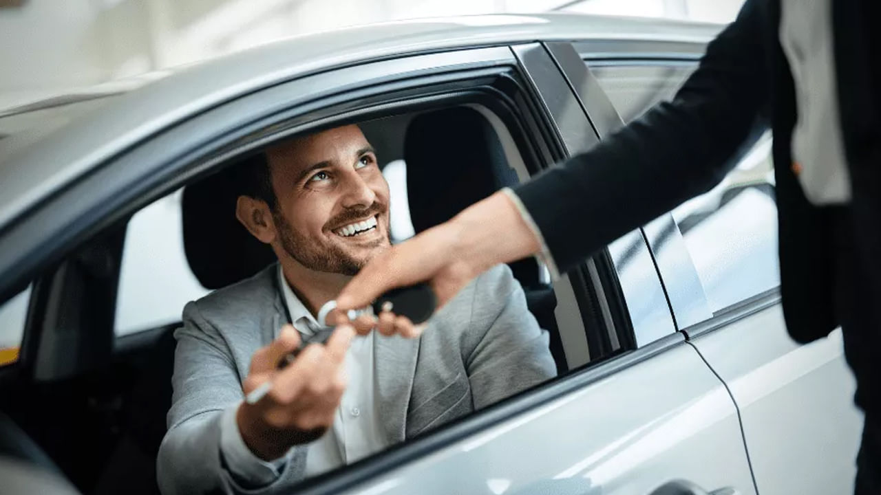 Car Buying Tips: కారు కొనుగోలు చేసేటప్పుడు ఈ విషయాలను గుర్తుంచుకోండి.. ఇలా చేస్తే మంచి తగ్గింపు లభించే ఛాన్స్..