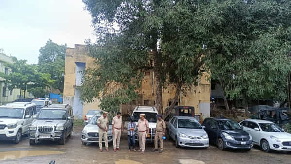 Kurnool: జల్సాలకు అలవాటు పడిన యువకులు.. కార్లు అద్దె పేరుతో నయా దందా.. 21 కార్లు సీజ్..