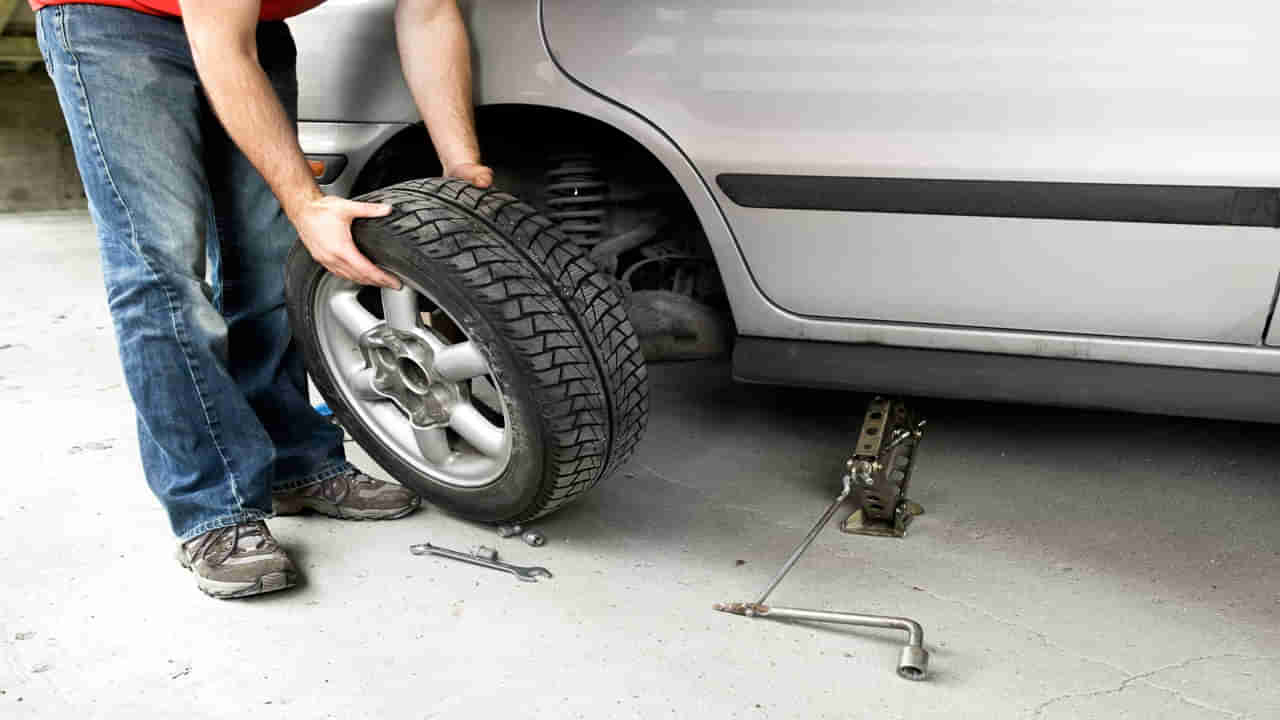 Car Care Tips: కారు టైర్ పంక్చర్ అయితే తొందరపడి ఈ రెండు తప్పులు ఎప్పుడూ చేయకండి.. స్టెప్నీని ఇలా అప్లై చేయండి..