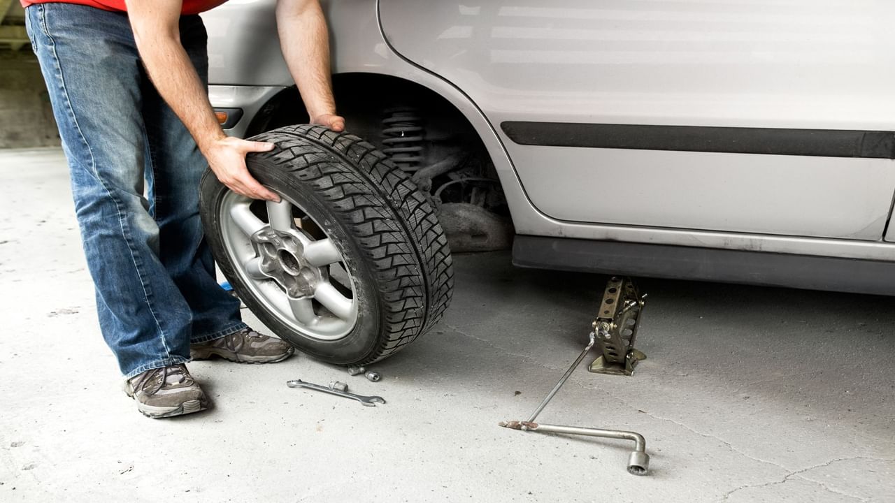 Car Care Tips: కారు టైర్ పంక్చర్ అయితే తొందరపడి ఈ రెండు తప్పులు ఎప్పుడూ చేయకండి.. స్టెప్నీని ఇలా అప్లై చేయండి..