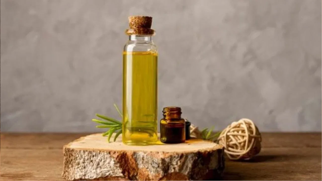 ఆముదం శిరోజాలను ఆరోగ్యంగా ఉంచడంలో సహాయపడుతుంది. ఇది జుట్టు పెరుగుదలకు కూడా సహాయపడుతుంది.ఆముదం నూనెలో యాంటీ ఇన్ఫ్లమేటరీ గుణాలు పుష్కలంగా ఉంటాయి.