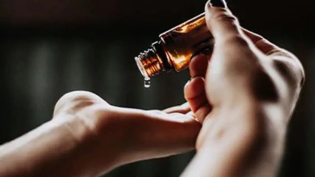 ఈ నూనె మాడుకు పట్టిస్తే చుండ్రు సమస్య ఇట్టే నయం చేస్తుంది. అలాగే జుట్టులో తేమను నిలుపుకోవడానికి కూడా సహాయపడుతుంది.