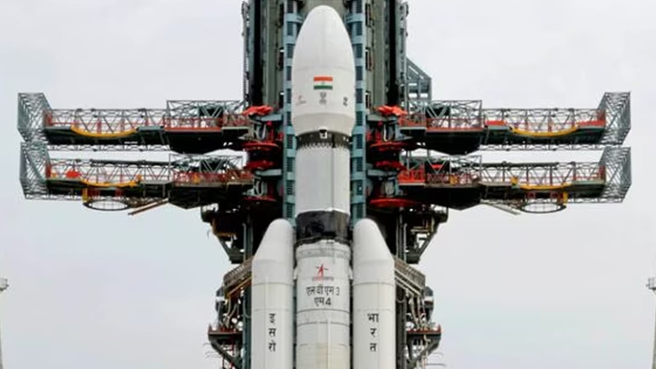 ఇస్రో రాకెట్‌ను నిర్దేశిత కక్ష్యలో ప్రవేశపెట్టినప్పటికీ.. జాబిల్లిని చేరాలంటే దాదాపు 40 రోజులు పడుతుంది. దశాబ్దాల క్రితం అమెరికా చేపట్టిన అపోలో 11కు మాత్రం కేవలం నాలుగు రోజులే పట్టింది. రష్యాకైతే ఒకటిన్నర రోజులే. అయితే ఇస్రో ఎందుకు ఇంత సమయం తీసుకుంటోందో ఇప్పుడు తెలుసుకుందాం. 
