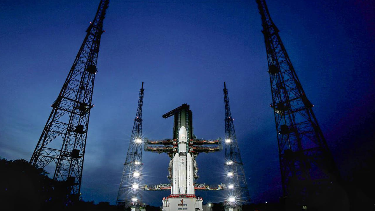 భూమి నుంచి 3.84 లక్షల కిలోమీటర్ల దూరంలో ఉన్న చంద్రున్ని చేరుకోవాలంటే తక్కువ రోజుల్లోనే చేరుకోవచ్చు. కానీ అందుకు శక్తిమంతైన రాకెట్ వాడాల్సి ఉంటుంది. అలాగే ఎక్కువగా ఇంధనం కావాల్సి ఉంటుంది. అమెరికా 1969 లో చేపట్టిన అపోలో 11 ప్రయోగానికి ఇలాంటి భారీ రాకెట్‌ను వినియోగించింది. 
రష్యా, చైనాలు కూడా ఎక్కువ ఖర్చు పెట్టి భారీ రాకెట్లను చంద్రునికి మీదకి తక్కువ కాలంలోనే పంపించాయి. 
