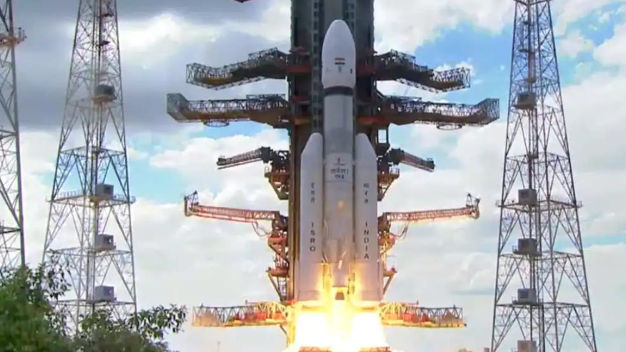 అయితే ఇస్రో మాత్రం కేవలం రూ.615 కోట్లతోనే చంద్రయాన్-3 ప్రయోగం చేపట్టింది. తక్కువ వేగంతో వెళ్లడం, ప్రాజెక్టు ఖర్చుని దృష్టిలో పెట్టుకొని ఇస్రో భిన్న మార్గాన్ని ఎంచుకుంది. భూమి గ్రావిటీ సహాయంతో చంద్రుని వైపు ప్రయాణించే విధానాన్ని అనుసరిస్తోంది. భూమి చుట్టు ఉన్న 170*36,500 కి.మీ దీర్ఘ వృత్తాకార కక్ష్యలో చంద్రయాన్-3 ని ప్రవేశపెడుతోంది. 
