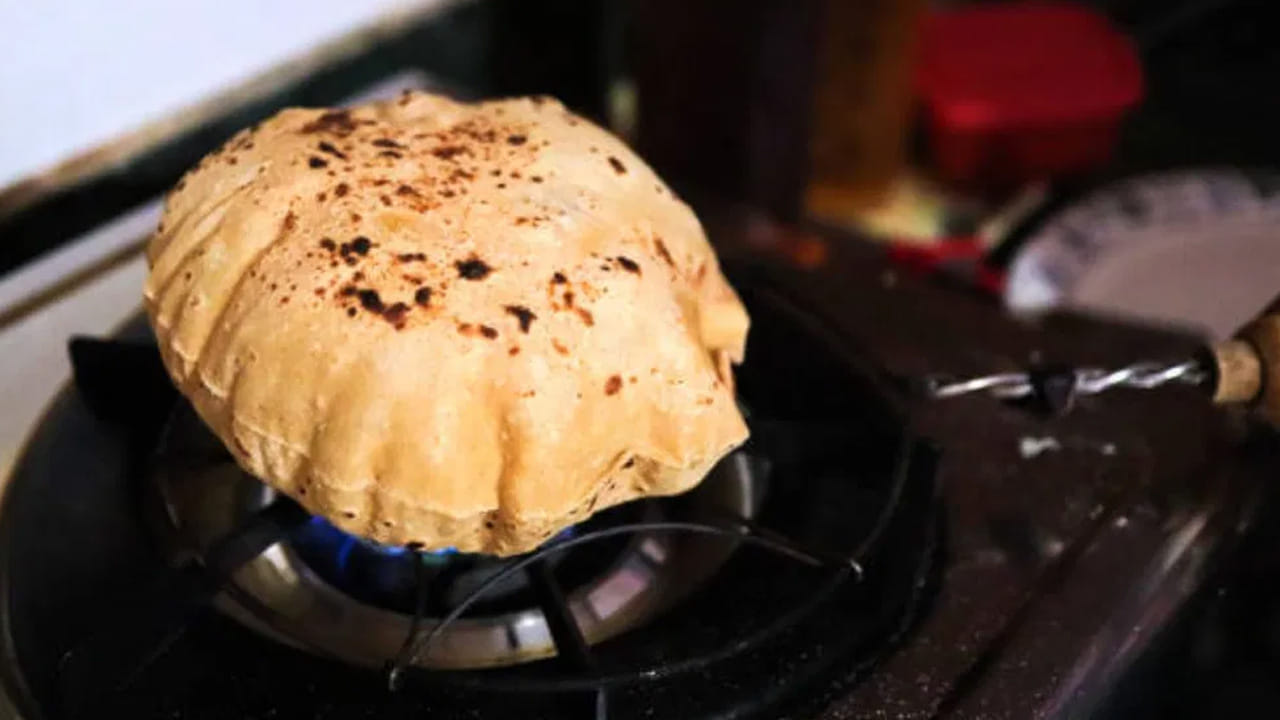 రోటీలను పాన్లో తలక్రిందులుగా చేసి తేలికగా కాల్చండి. ఇప్పుడు నేరుగా గ్యాస్ మంట మీద కాల్చుకోండి. మీరు బేకింగ్ ట్రేని కూడా ఉపయోగించవచ్చు. అప్పుడు వెంటనే క్యాస్రోల్లో రొట్టెలను ఉంచండి. కాటన్ గుడ్డతో క్యాస్రోల్లో రొట్టెలను చుట్టండి.