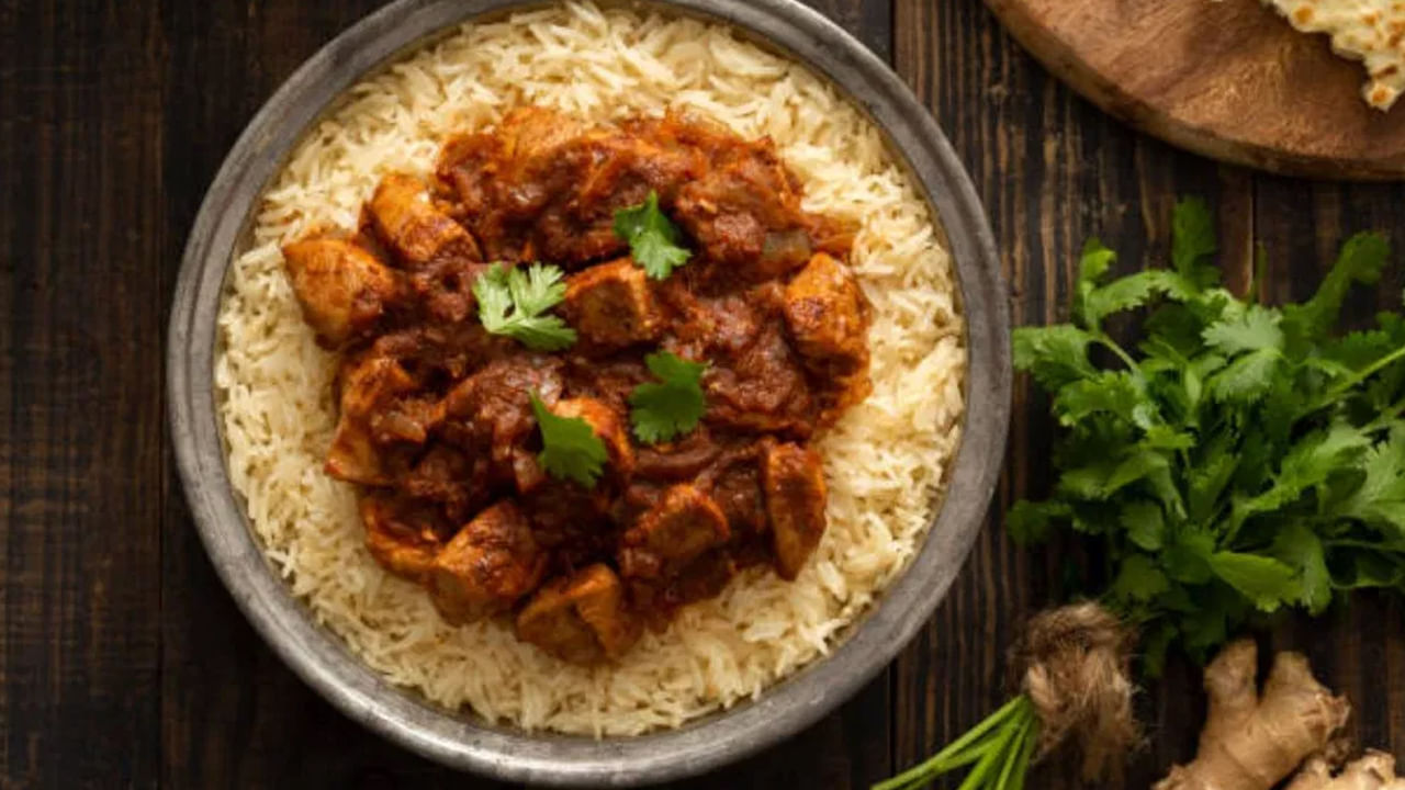 ఇప్పుడు దానిని 10 నిమిషాలు ఉడకబెట్టండి, నీరు ఆరిపోయినప్పుడు, ఎండబెట్టే ముందు నెయ్యి-వేడి సుగంధాలను వేయండి. తింటే చాలా బాగుంటుంది. ముఖ్యంగా వేడి అన్నం లేదా పొల్లాతో.