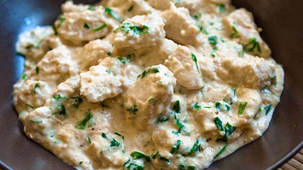 వెన్న చెంచాతో వేయించడానికి పాన్లో మీడియం సైజు ఉల్లిపాయను వేయించాలి. ఉల్లిపాయను తేలికగా వేయించి, ఒక చెంచా అల్లం-వెల్లుల్లి పిండిని జోడించండి.