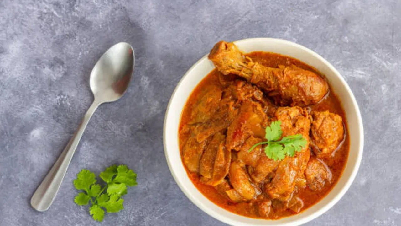 ఇప్పుడు చికెన్‌ను కడిగి ఉప్పు, మిరియాల పొడి, అల్లంవెల్లుల్లి ముద్ద, కొద్దిగా నిమ్మరసం, బియ్యప్పిండి పిండితో మ్యారినేట్ చేయాలి. ఇప్పుడు బాణలిలో కొద్దిగా నూనె వేసి వేడయ్యాక ఎండు మిర్చి తరిగిన ఉల్లిపాయ ముక్కలు వేయాలి. ఇప్పుడు అల్లం-వెల్లుల్లి పేస్ట్ వేసి కలపాలి.